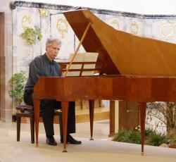 Pianoforte Konzert mit Michel Gaechter in der Kirche von Saessolsheim (Elsaß, Frankreich)