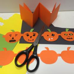 Kreativ-Werkstatt: Herstellung eines Halloween-Frieses